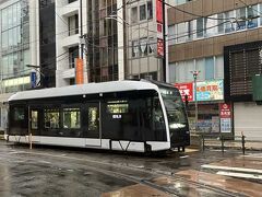 雨が降ってきたから、路面電車で移動することに