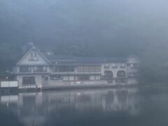 金鱗湖。朝靄というか、まち全体が霧につつまれていたので、幻想的です。
