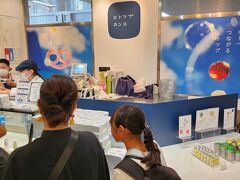 まずは、羽田空港。
ポップアップショップで、ヒトツブカンロの店が出展してます。
絶対に、買いたかったから、ちょっと早めに到着しました。
10人くらい並んでました。