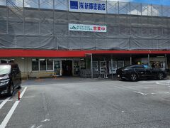 無事に、レンタカー借りて、向かうは糸満うまんちゅ市場

こちらは、現地の生産者さんのお野菜、果物などがお手頃、新鮮なものが買えるのです。