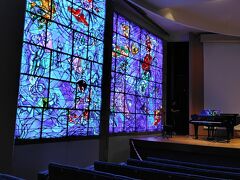 シャガール美術館内部の講堂です
ステンドグラスがとてもステキでした
ちょうど、リハーサルの準備をしていたようですが、見学可能でした
こちらでコンサートなども開催されているそうで、
贅沢な空間ですね

ニースにはマティス美術館もあるのですが、
改装中のため訪問できませんでした　残念
ちょうど、日本でマティス展が開催していました
多くの作品が上野の美術館で展示されていて、鑑賞したばかりなので、
良いのか悪いのか
