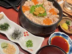 一旦金沢駅に戻ってお土産を物色して、ホテルで一休みしたあと、夕食は近江町市場の口福へ。子どもが鰻を食べたいというので、午前中にネットで検索して予約。
テーブル席はいっぱいでカウンターに着席。
海鮮ひつまぶしと鰻を注文。