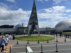 2日目は、8時にトヨタレンタカーの金沢駅西口店で予約。ホテルから見えて歩いて５分くらいなので便利。

金沢駅前から恐竜博物館までは1時間半くらいだか、
北陸自動車道の工事渋滞で30分くらいロスした。