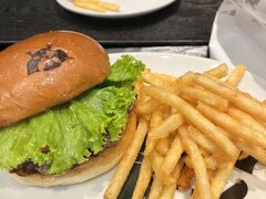 勝山の道の駅でアイスを食べてお土産を購入。
道の駅では水戸ナンバーの軽自動車が隣にいた。
帰りの北陸自動車道も工事渋滞。
ホテルに到着したのは6時前。
夕食はクロスゲートに入っている将軍バーガー

注文したりなかったので、駅でおにぎりとアイスを買って部屋で食べる。
