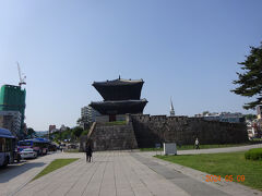 興仁之門 (東大門)が見えてきた。
今から約600年前の朝鮮時代初期に外敵から都を守るため、ソウル中心部の周囲に城郭が築かれたときの東の城郭門なのだそうです。