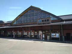 ここからバスに乗り換えて足立美術館へ。

バスは相席はなく快適。