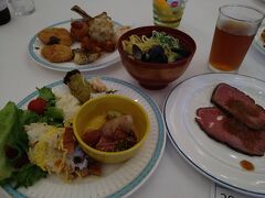 美術館のあとバスに揺られて花火大会会場へ。

一畑ホテルの大宴会場で旅行会社参加の人たちが一斉に夕飯ブッフェ。
とりあえず一周目で持てるだけゲットし、行列が減るまでのんびり食べる作戦。

しじみラーメンが美味しかった。