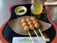 五平餅をいただく
この地域の五平餅は、お団子のように丸い形が多いようだ