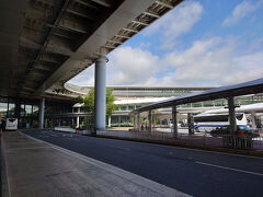 夏の平日の朝、成田空港へ到着。1タミの到着階の外側です。