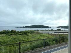 今回は白浜泊です。
串本からの帰り、いつのまにか新しく出来ていた【道の駅すさみ】に寄りました。
昔この場所はエビカニ水族館の広い庭園と駐車場で、猫がいっぱいいた思い出があります。
道の駅内の【南紀すさみの恵み食堂 蒼海】で遅いランチを取ることに。
広くて明るい店内からは海が眺められて最高です。