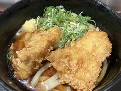 同行メンバーと待ち合わせ前に、駅構内のつくもうどんさんで定番のとり天ぶっかけ（冷）をサクっと！