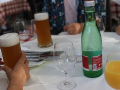ホテル併設レストランで乾杯！