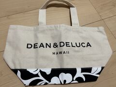 ホテルに戻る途中、ディーンアンドデルーカの前を通ったらトート全種類在庫あり
もう人気は落ち着いたんでしょうか
1番使い勝手良さそうな元祖限定トートを買ってみる