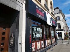 市立博物館から徒歩約10分の場所にあるバンクシー・ミュージアム。立派な建物ではなく、街中のライーケン通りにある普通の建物で、壁に「BANKSY MUSEUM」と書かれていました。2022年に開設された新しいミュージアムです。