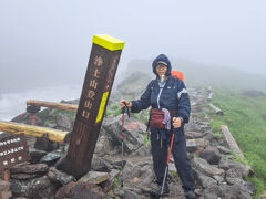 ◆「浄土山登山口」の標識です。
　【注】最初は「奥大日岳」登山を予定していて、間際の7/26に天候不順のため「浄土山」へ変更しました。
　しかし、7/28(登山本番の日)が一番の悪天候(雨＋風5m)の予報のため、更に手前の「室堂山展望台」までで折り返す計画に縮小しました！