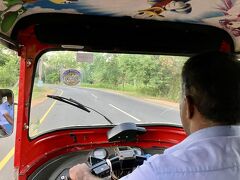 翌朝。6時にBISSA VILLAに迎えにきたトゥクトゥクのドライバーさんに乗せてもらい、風を切って一路シギリヤロックを目指します。