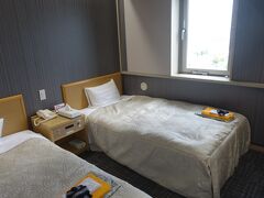 信州・佐久の親戚宅に寄ってから、16時半頃、佐久平プラザ21にチェックインしました。楽天トラベルでクーポンを利用して、2人1部屋ツイン12,460円。最上階の広めの部屋でした。