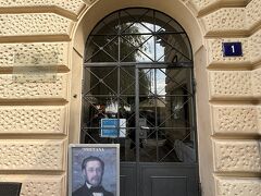 スメタナ博物館へ入館。2階の展示室は日本語のペーパーガイドを見ながらまわりました。ゆっくりまわって2時間も過ごしてしまいました。さーっと見て15分くらいで出て行かれていました。