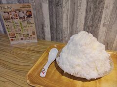 杏仁豆腐のお店【于記杏仁豆腐店】で杏仁豆腐冰170元。杏仁豆腐大好き～
かき氷の中に杏仁豆腐入ってて、トッピング1種類。芋圓にしました。外が暑かったので最初はバクバク食べてましたがサイズがでっかいの。
最後は寒くなって終了。