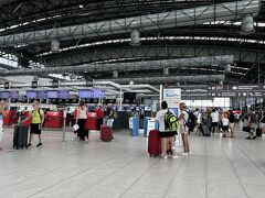 荷物を受け取り、到着口へ。空港からプラハ市内のホテルまで「プラハエアポートトランスファー」の送迎車を予約しており、そのドライバーさんがネームプレートを持って待っていました。
本来は作晩プラハ空港に到着予定で、時間が遅いこともあって送迎車を予約しました。結果的に朝到着したので送迎車は必要ありませんでしたが、せっかくなので時間を振り替えてもらいました。「プラハエアポートトランスファー」はフライトが当日キャンセルとなったとき、連絡をくださり日時の変更やキャンセルも無料で対応してくださいました。

送迎車のドライバーさんは荷物を運び、お水や地図を用意してくださいました。とても親切で、満足のサービスでした。