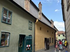 黄金の小路。入ってすぐのお店や階段がすごく混んでいました。特に２階の銀ショップ？までの通路が混みすぎてプラハで一番密になりました。

カラフルで小さなお家が並び、様々なお店や当時の生活風景の展示がありました。
黄金の小路は1時間ほど滞在しました。

黄金の小路を抜けると、ダリボルカがありました。
残酷な展示で、当時使用されていたかと思うと身震いがします。

