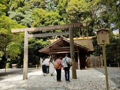外宮から参拝します。

地主の神、大土乃御祖神をお祀りしています。別宮で唯一、東を向いているのです。