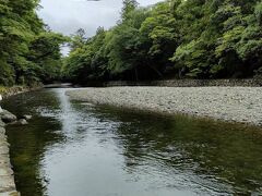 五十鈴川。とても清らかな流れ。