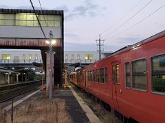 赤碕駅で13分停車するので車外に出てみました
いかにも長距離鈍行といった風情で良いですね