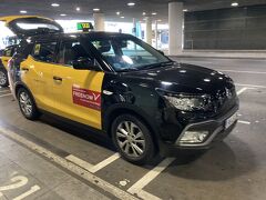 7時半バルセロナ着。
空港からホテルまでタクシーで向かいます。荷物があるし、４人いるからバスよりタクシーの方が便利。