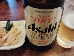 今日はずっとワインだったので、やっぱりビールが飲みたくなる。
駅に隣接されたほっとしてざわでビールとおつまみのセットを注文します。