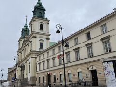 ホテルで妻と合流し、学会のあるワルシャワ大学まで送り、僕はそのまま観光です。大学の門からすぐの場所にあるのが聖十字架教会。このエリアではひときわ大きなバロック建築なのでわかりやすいと思います。