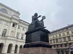 こちらが宮殿の前にあるコペルニクスの像。ロシア占領下ではスタシッツ宮殿での高等科学教育が禁止されたり、ドイツ占領下ではほぼ全壊になるなど紆余曲折はありましたが、1950年に再建され現在はポーランド科学アカデミーの本拠地として利用されています。地球中心説を覆したことから近代天文学の生みの親と言われているコペルニクスの銅像がここにあるのもしっくりきますね。