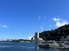 ビタミン栄養補給して海まで来ました。熱海城が青い空に映えます。カモメたちも見えます。海を見ると落ち着くな～