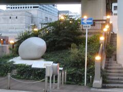 5時半前だけど街灯がまだ明るいですよ