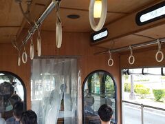 翌日も買い物。赤いシャトルバス。木の椅子が痛い！（笑）