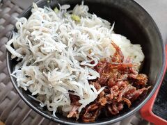 翌朝はとれとれ朝市のしーらすAQUAへ。定食をたのむとお刺身も食べ放題になるすごいお店です。
