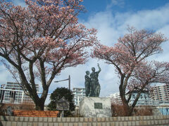 熱海駅から徒歩20分程で、釜鳴屋平七像に到着。両脇に熱海桜。