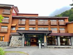 本日のお宿、上高地温泉ホテル。
絶妙な場所にあり、助かりました。
大正池から約30分。河童橋まで約20分。
荷物を下ろし、トイレ休憩などさせてもらいました。
やはり、上高地に拠点があると、
気持ちが楽になります。