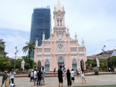 ダナン大聖堂：中は見ることができません。
ウエディングの写真撮影をしているカップルがいました。素敵な場面に立ち会えて幸せでした。