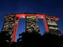 マリーナベイサンズもナショナルデーの特別ライトアップ。

ベイサンズからタクシーで晩御飯に向かいます。
