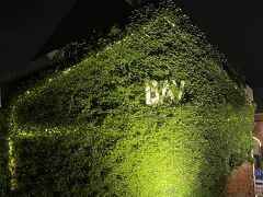 BAYの字が埋もれるくらい緑が茂っています。