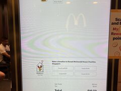 ３日目、今日のメインイベントは「アドベンチャー コーブ ウォーターパーク」今回の旅行でとても楽しみしていたことの一つです。

「ホリデイ イン シンガポール リトル インディア」の最寄り駅ファーラーパーク駅はパープルラインでセントーサ島へのアクセスが良いんです。

まずは地下鉄でハーバーフロント駅まで移動しビボシティのマックで朝食にしました。日本と同じくキオスクで注文。
