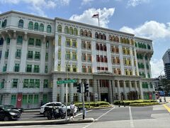 カラフルな窓が特徴的なOld Hill Street Police Station
昔は警察署だった建物で
今は別の行政機関が入っています。
ここは映えスポットなので皆さんお写真撮りまくりｗ
たしかに、この日は青空と相まって
良い写真になりそう。