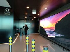 オークランド空港のニュージーランド航空ラウンジ。
プラス80万のビジネスでないと、プラス30万もするNZのプレエコだけでは入れないが、スタアラゴールド（SFC、プラチナ以上のステータス）なら同伴者1名含め入れる。SFC修行の成果を発揮。