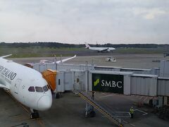 18時過ぎ、ほぼ定刻に成田に着陸。
降機して乗ってきたNZの機体を撮影したら、偶然フォートラ友人であるN氏が搭乗していた台湾行きのチャイナエアライン機が後方を通りかかり写っていた。同日に成田だけどターミナル違うし、すれ違いだねと言っていたが、まさに飛行機がすれ違った瞬間を収めた奇跡の1枚！

