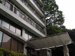 駅からは奥湯河原行きのバスに乗って15分ほど。不動滝バス停で下車。そこからすぐの大滝ホテルに宿泊しました。

2週間前位の予約であまり選択肢がなく、安くてバストイレ付で温泉が良さそうな所で探してJTBでネット予約しました。（←今年もキャンペーンで3000ポイントいただいたので）

クチコミ等で事前にわかってはいましたが、建物や館内、ロビーなど、まさに昭和の宿といった感じで老朽化している印象は否めません。