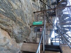 ここから先、撮影禁止です。
昔はたくさんいたらしいシギリヤレティも、今は18体しか残っていないんだそうです。上にあがって、シギリヤレディを見たら反対側に進めば出口です。

しばらく順路通りに歩くと、ネイティブ出口とフォリナー出口が用意されていて、フォリナー出口に行くとお土産物屋さんが並ぶ駐車場に出ます。そこでドライバーさんを見つけることができました。
向こうもすぐ気が付いて、ほぼ同時に「あー！」と指差して再会を喜び合いました。感動的な再開で帰路につきます。うまく行けば10時前にBISSA VILLAに戻れそうです。