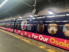 朝7時の南海なんば駅から特急ラピートに乗って関西空港に向かいます。
ラピートには初めて乗りましたが、南海なんば駅から40分、とても快適でした。ちょうど30周年を迎えた特急ラピートとセレッソ大阪のコラボ電車でした。