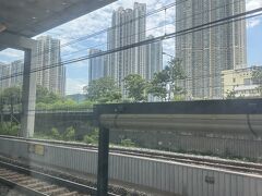 香港の空港からは、エリア毎にホテルをまわってくれるシャトルバスに乗ろうと思っていましたが、どうもそれは無くなった？ようで、ホテル専用のバスしかありませんでした。行かれる時は確認して下さい。
私たちは結局エアポートエクスプレスに乗って、香港駅へ。その後、セントラルからMTRでフォートレス駅へ。