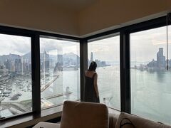 こちらは宿泊先のハーバーグランド香港のリビングルームからの景色。
バースデートリップと伝えたところ、スーペリアハーバービューのお部屋から、プレミアハーバービュースイートにアップグレードして下さいました。

このホテル、昨今の円安&物価高のダブルパンチの割にはとても良心的な価格でした。施設は少し古さを感じますが、清潔に保たれているし、ベルボーイやお掃除の方の対応も良かったです。